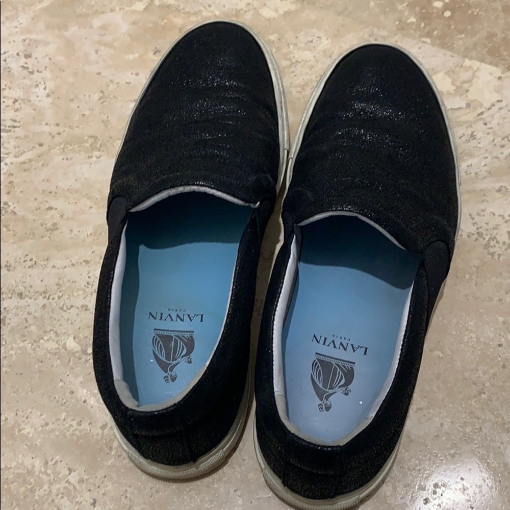 Sneakers/Shoes